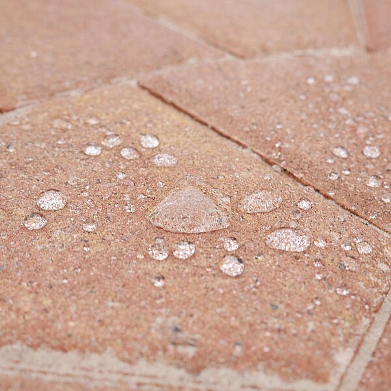Hausmeisterservice NordWest - Hochdruckreinigung & Steinreinigung - Wassertropfen auf Steinpflaster