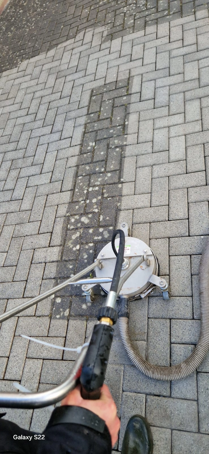 Hausmeisterservice NordWest - Hochdruckreinigung  & Steinreinigung - Reinigung im Gange
